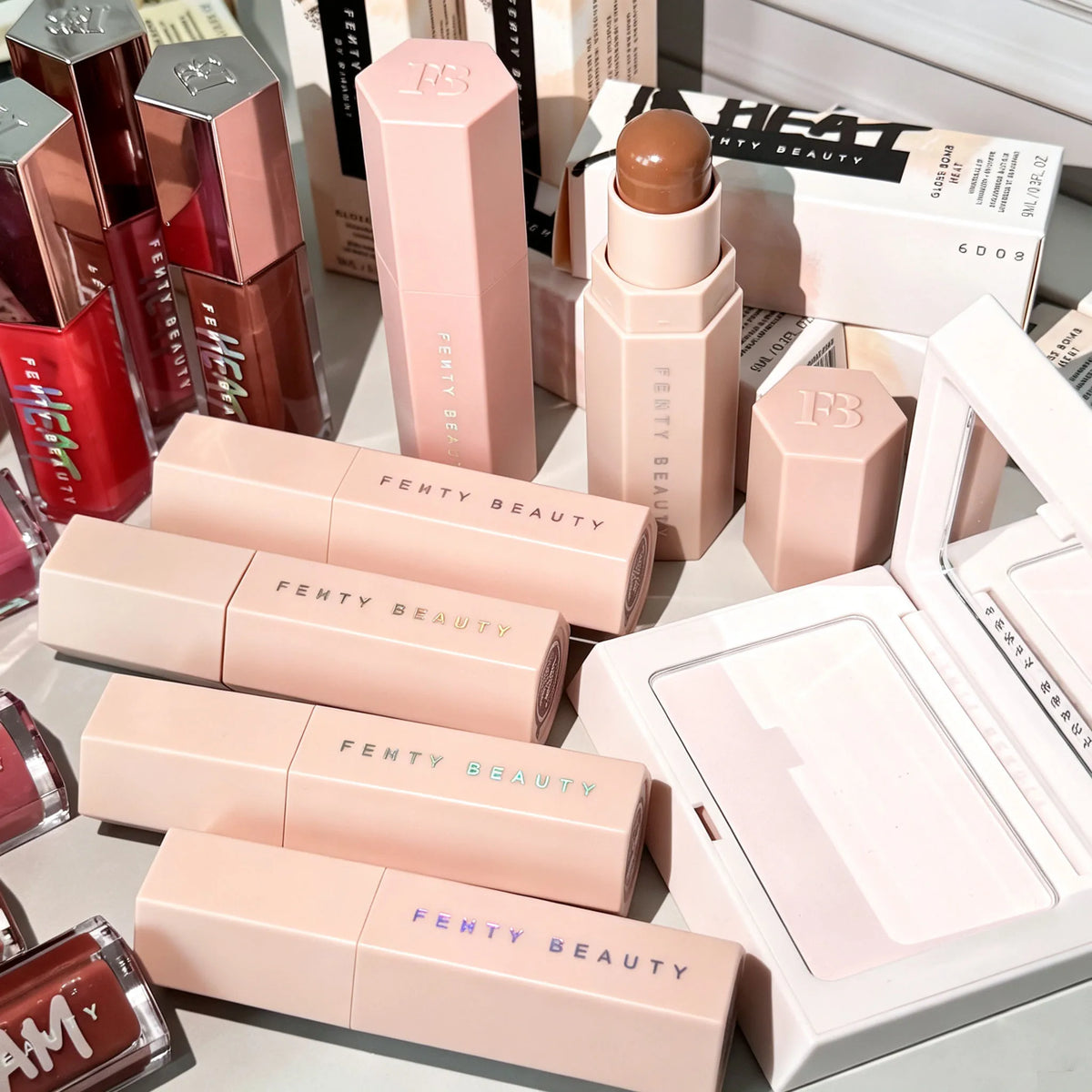 Fenty Beauty Multicolored Lip Gloss Moisturize Plumper Long-acting Lipstick Nude Pink Highlight Powder Contour Stick Makeup Set